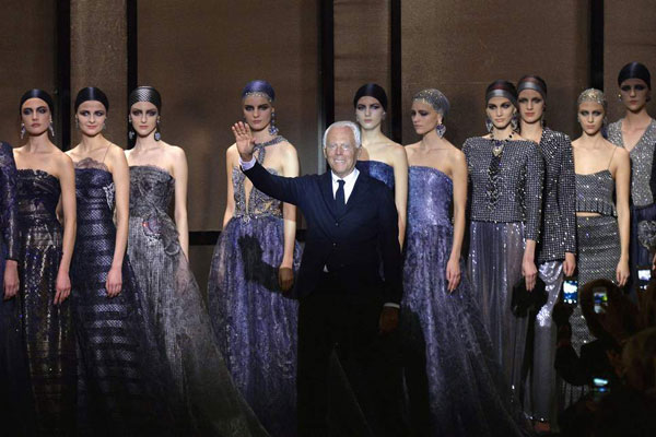 جورجیو آرمانی در کنار مدل های کالکشن لباس روی استیج کت واک