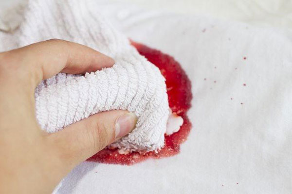 پاک کردن لکه از روی لباس - لکه خون