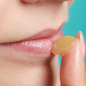 چگونه لب های خود را بزرگ نشان دهیم؟ چگونه لب های خود را بزرگ نشان دهیم؟