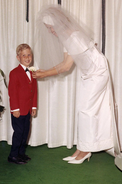 مایکل کورس در ۵ سالگی و در  عروسی مادرش