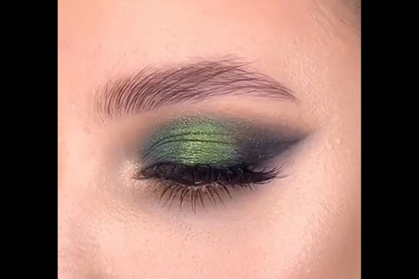 آرایش چشم با سایه سبز براق